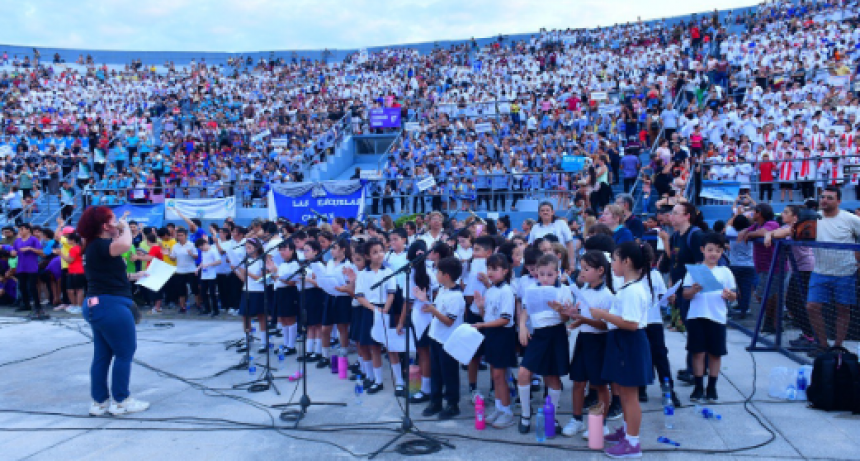 Con un coro de más de tres mil estudiantes, se realizó el tradicional encuentro de las “Escuelas Cantan a la Navidad”
