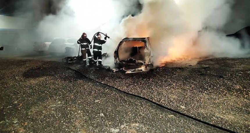 La pérdida de gas de una garrafa terminó con un herido por quemaduras y el incendio de un auto y cinco motos