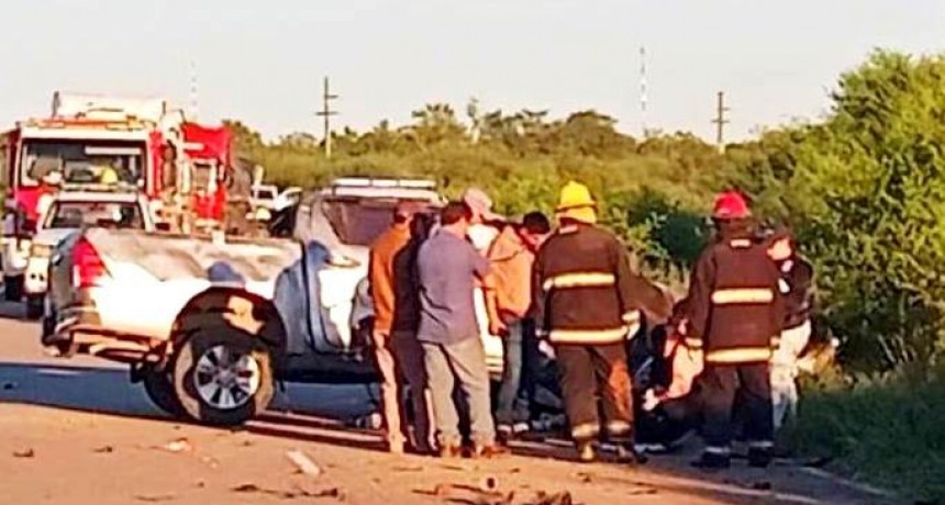 Un hombre de 56 años y una joven de 22 fallecieron durante el choque entre un camión y una camioneta