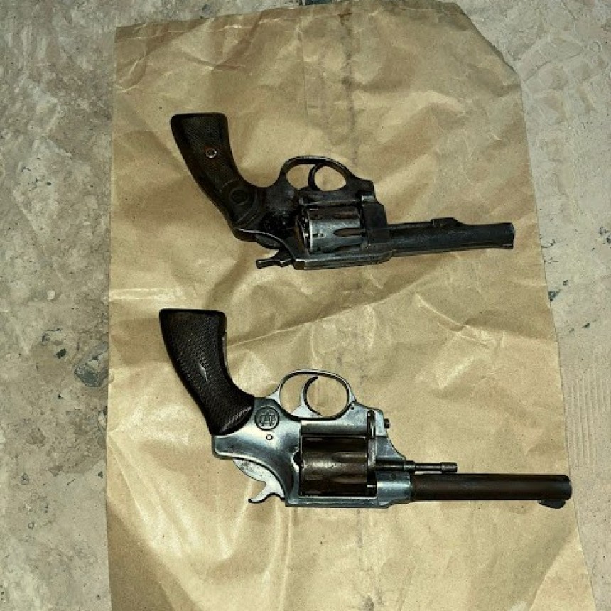 La Policía detuvo a un hombre, retuvo un menor y secuestró dos armas de fuego