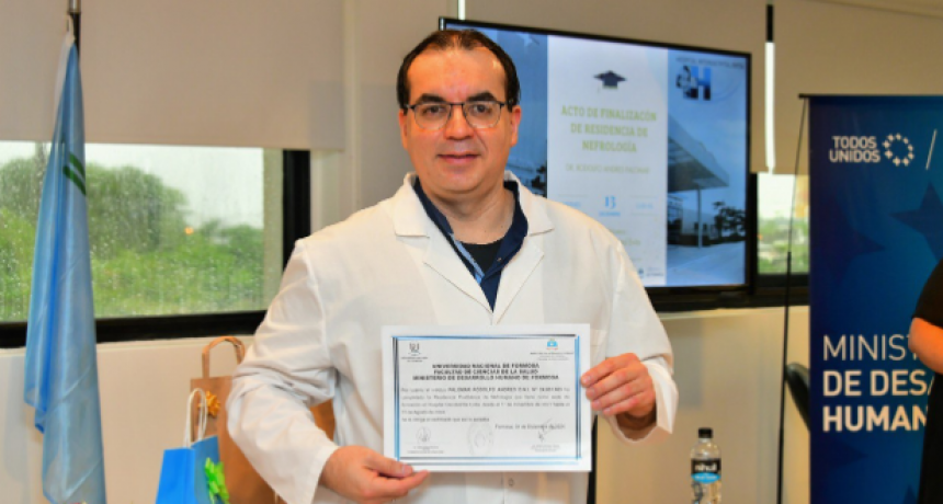 Andrés Palomar es el primer médico especialista en nefrología, egresado del Hospital Evita