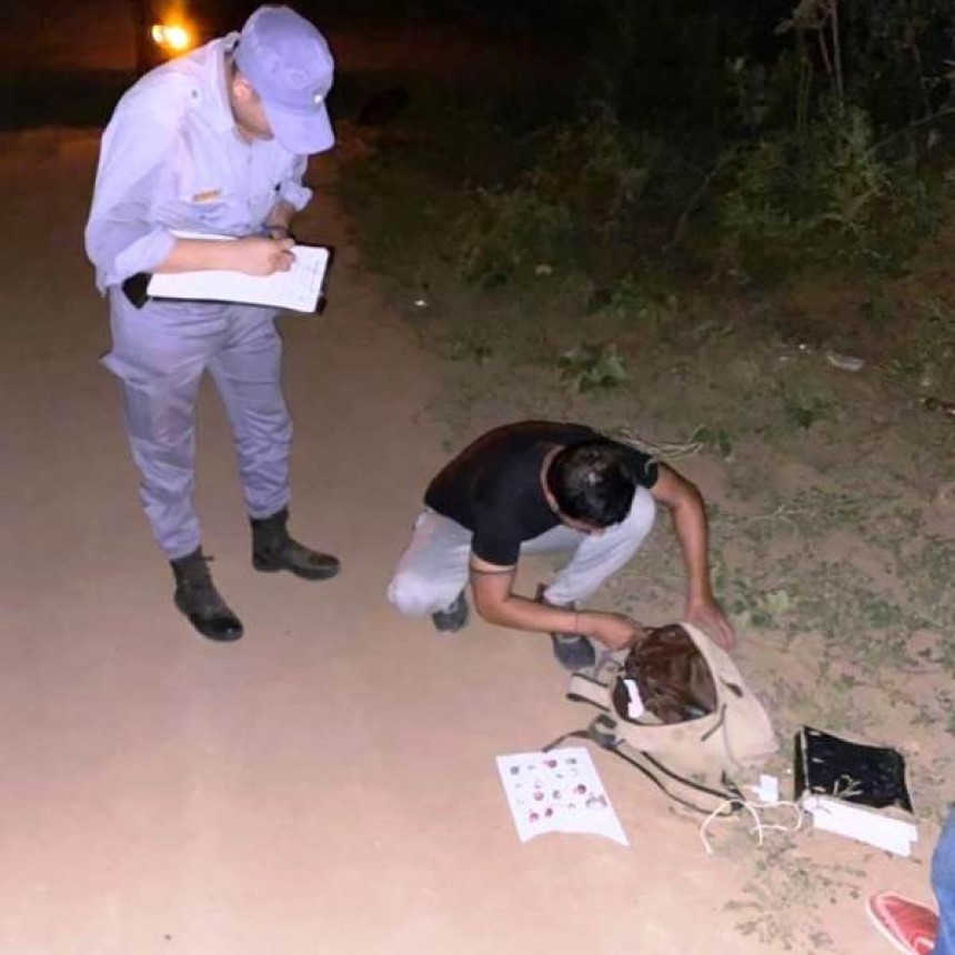 La Policía secuestró un bolso con varios bagullos de marihuana