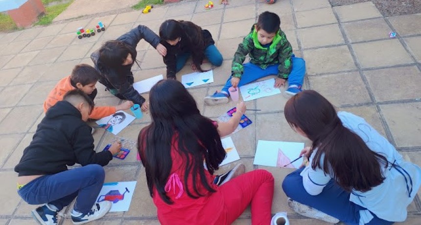 Niñas y niños comparten el espacio “Jugueteando” en el centro de salud de La Nueva Formosa