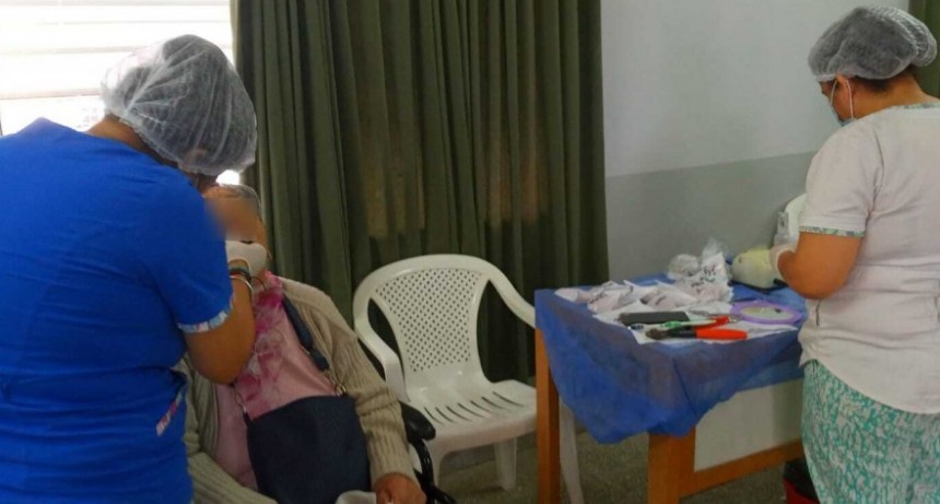 OPNGT: Salud Bucodental hizo entrega de prótesis a vecinos del barrio 2 de Abril