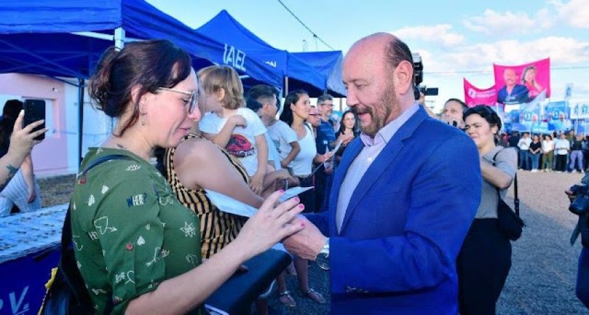 El Gobernador Gildo Insfrán entrego 585 viviendas