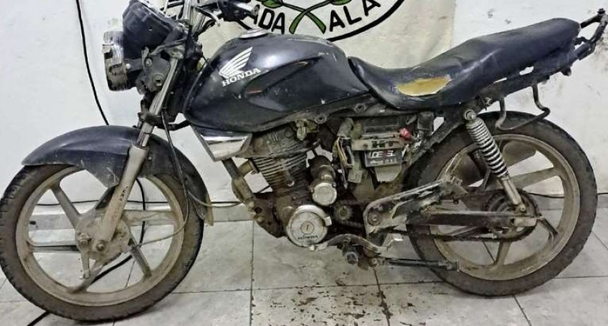 La Policía detuvo a tres sujetos y recuperó una motocicleta