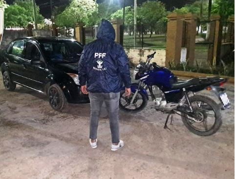 La Policía incautó un automóvil y una motocicleta con pedidos de secuestros
