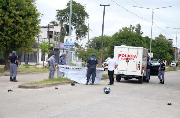 Un motociclista perdió la vida al chocar contra un poste del alumbrado público en en avenida Alicia Moreau de Justo y calle O’Higgins