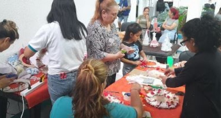 Vecinos participaron del primer taller navideño en el Centro Cívico N.º 2