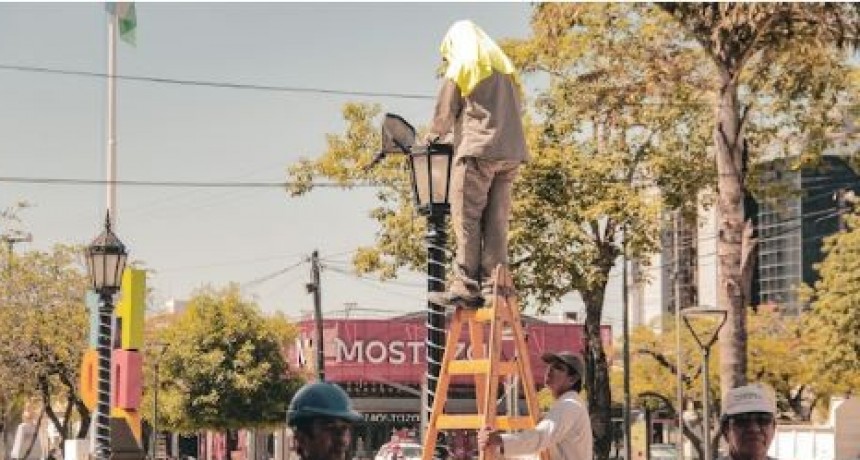 La ciudad se ilumina con los trabajos de ornamentación para celebrar las fiestas