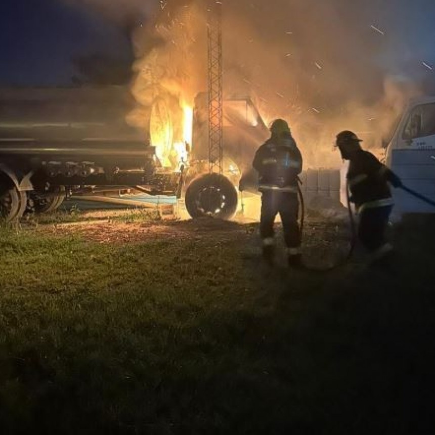 Se incendi&oacute; un cami&oacute;n cisterna y los bomberos evitaron la expansi&oacute;n del fuego
