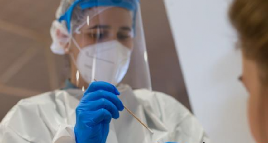 La semana cerró con un leve aumento de casos COVID-19